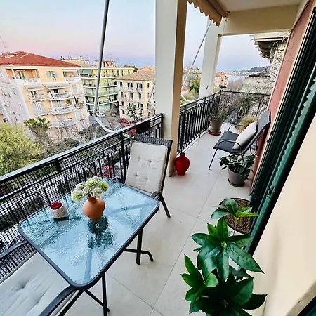 Elli & Klairi アパート *